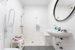 シャワー、ヘアドライヤー、タオル