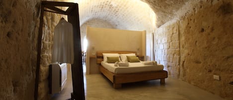 2 多间卧室、客房内保险箱、办公桌、熨斗/熨衣板