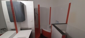 Combined shower/tub, hair dryer, towels