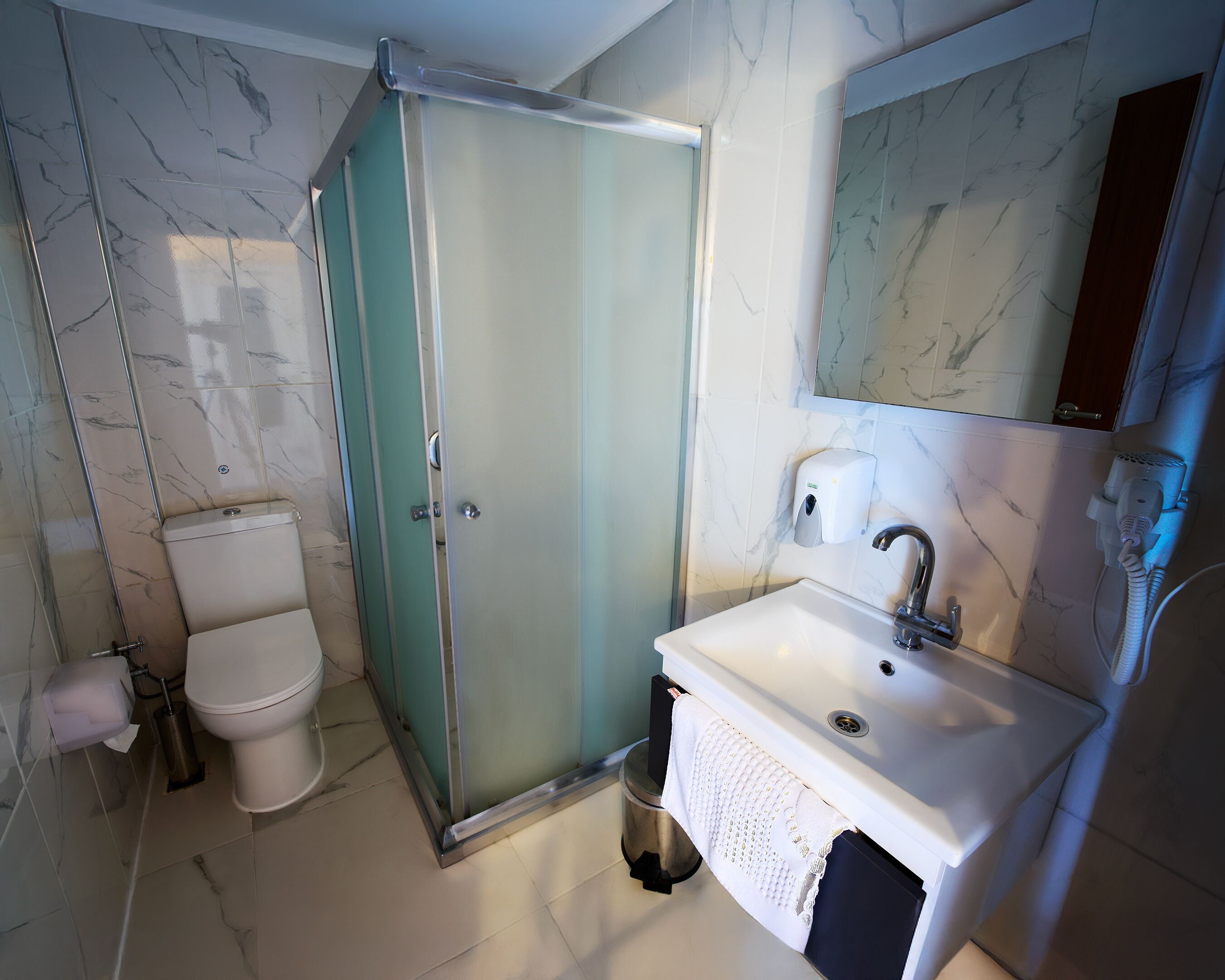 Standard Room - Unique Sea View | Badezimmer | Dusche, Hydromassagedusche, Haartrockner, Bademäntel