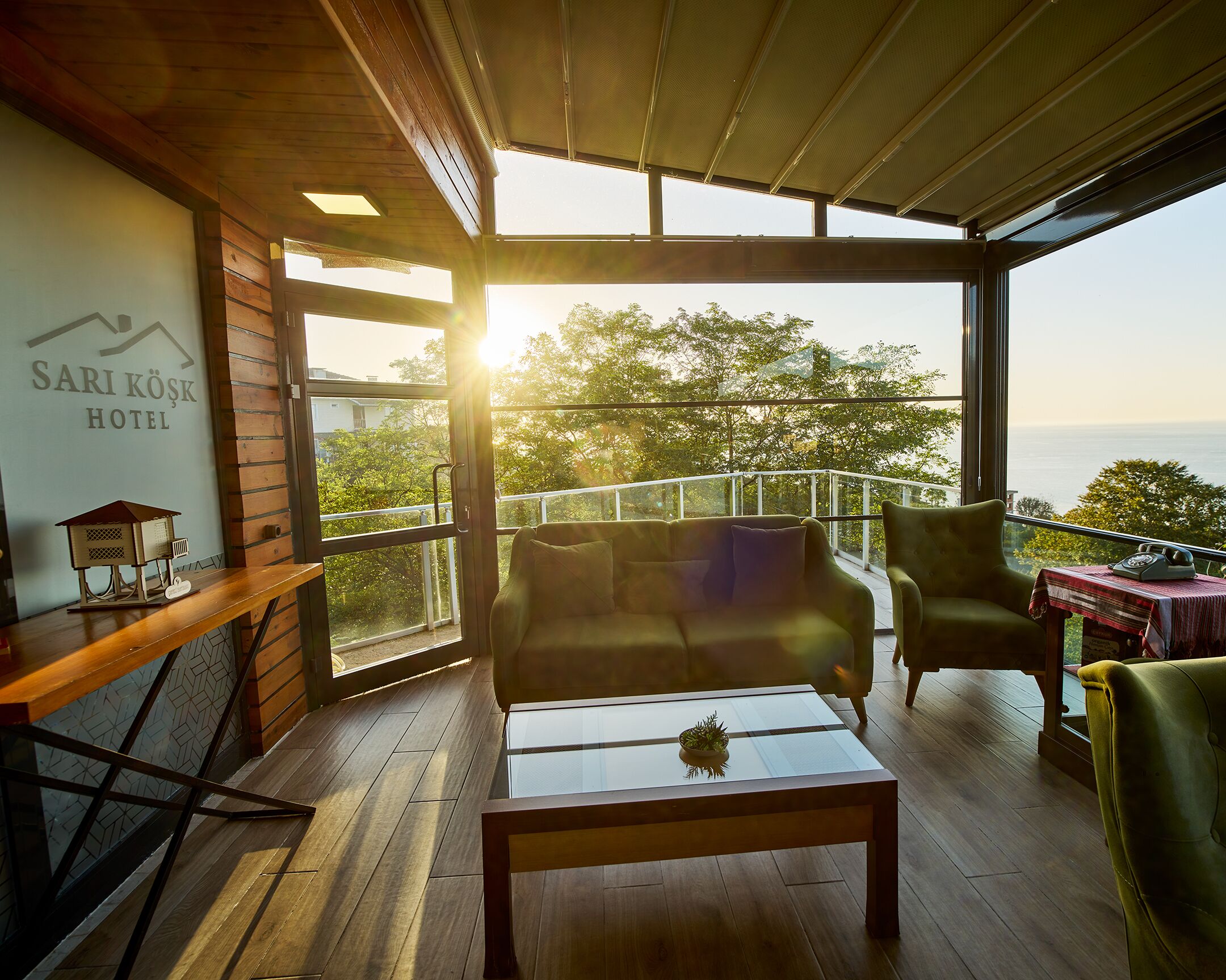 Televisor LED de 102 polzades amb canals per satèl·lit i televisor 