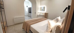 1 chambre, coffre-fort, fer et planche à repasser