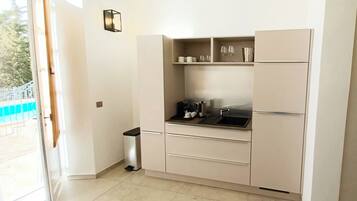 Een koelkast, een microgolfoven, een koffiezetapparaat/waterkoker