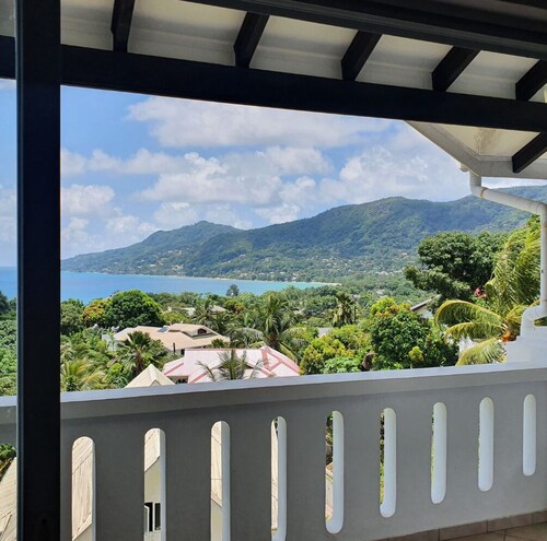 Under 10mins walk to the famous Beau vallon beach