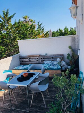 Outdoor dining - Villa facing pond view and 2mins beach. (Frontignan)