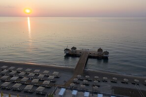 Playa privada, sillas reclinables de playa, sombrillas, toallas de playa
