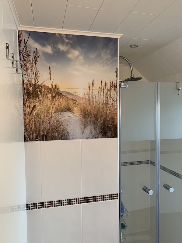 Dusche, Haartrockner, Handtücher, Seife