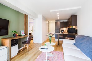 TV - VICTOR HUGO II AP4278 By Riviera Holiday Homes (Niza)