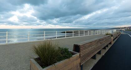 FIR TREE COTTAGE // COSY 3 BED COTTAGE IN PENRHYN BAY WITH SEA VIEWS, ACCESS TO