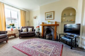 TV, fireplace, offices - Willow Cottage, 3 Bed Cottage, Penrhyn Bay (Llandudno)