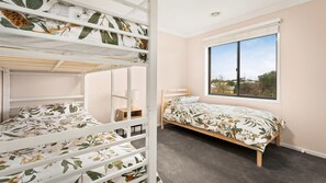 4 عدّة غرف نوم ومكواة/لوح كي وسرير سفر وخدمة الإنترنت