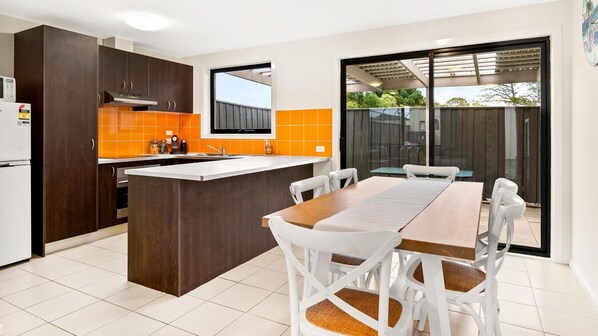 Réfrigérateur, four à micro-ondes, un four, surface de cuisson