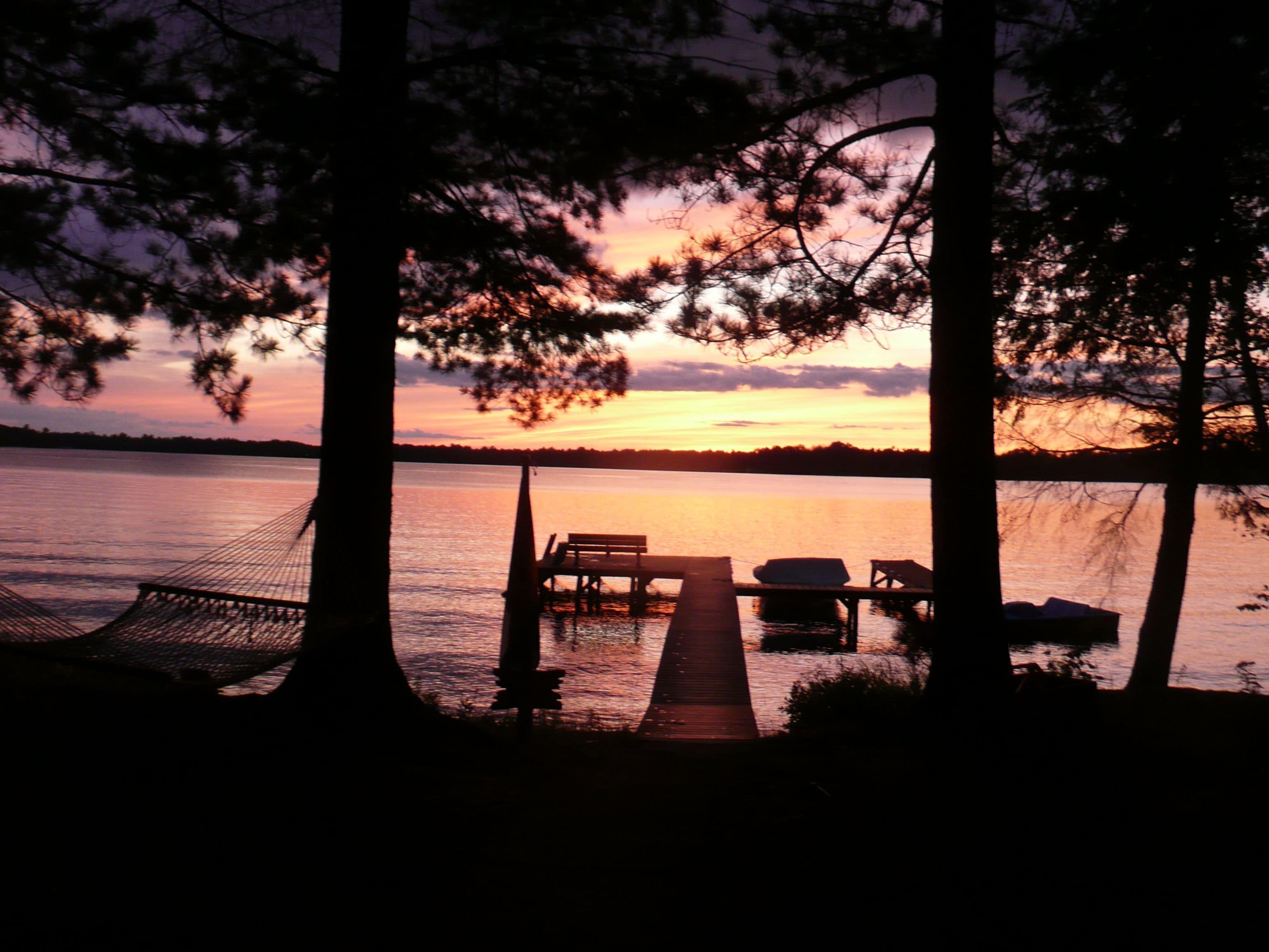Lake House w/Spectacular Sunset Views -100 ft FLAT Lakefront; Large dock, SAFE -