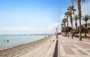 Plage à proximité, chaises longues