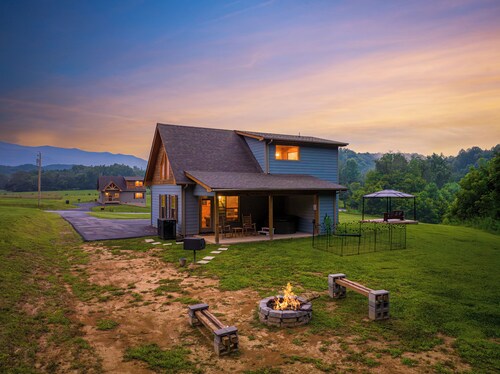 Great for couples/families cabin w/ mountain views, firepit *hot tub & arcade!