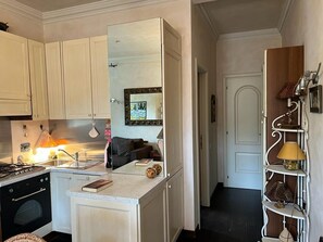 Kjøleskap, mikrobølgeovn, ovn og kokeplater