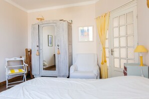 3 chambres, fer et planche à repasser