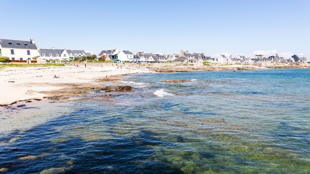 A coastal town with clear waters, sandy beach, and houses along the shore. - 450 m from the beach – House for 6 – Garden & BBQ (Treffiagat)
