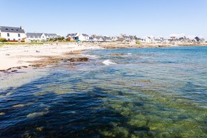 A coastal area with clear water, sandy beach, and houses along the shore. - 450 m from the beach – House for 6 – Garden & BBQ (Treffiagat)