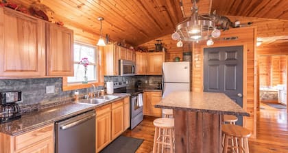 Intimate and Inviting 2 bedroom cabin with Hot Tub and Private River Access