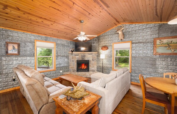 Smart TV, fireplace, books - Intimate and Inviting 2 bedroom cabin with Hot Tub and Private River Access (Steelville)