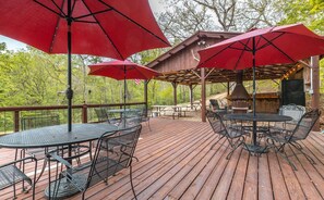 Outdoor dining - Intimate and Inviting 2 bedroom cabin with Hot Tub and Private River Access (Steelville)