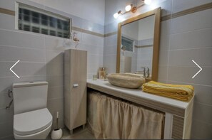 Douche, sèche-cheveux, serviettes fournies, savon