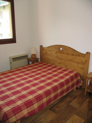 2 quartos, acesso à internet, roupa de cama