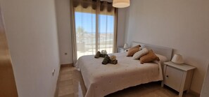 2 slaapkamers, een strijkplank/strijkijzer, gratis wifi, beddengoed