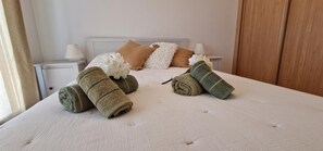 2 slaapkamers, een strijkplank/strijkijzer, gratis wifi, beddengoed