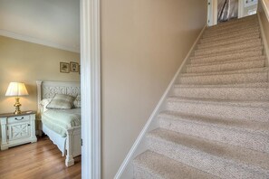 5 habitaciones, tabla de planchar con plancha, wifi y ropa de cama