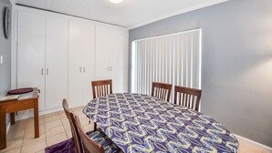 Unclassified image, 2 of 16, button - Derek's Place (Yzerfontein)