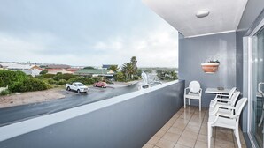 Unclassified image, 5 of 16, button - Derek's Place (Yzerfontein)