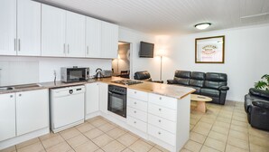Unclassified image, 4 of 16, button - Derek's Place (Yzerfontein)