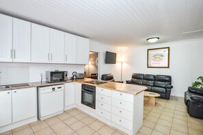 Refrigerador con congelador, microondas, horno y lavavajillas 