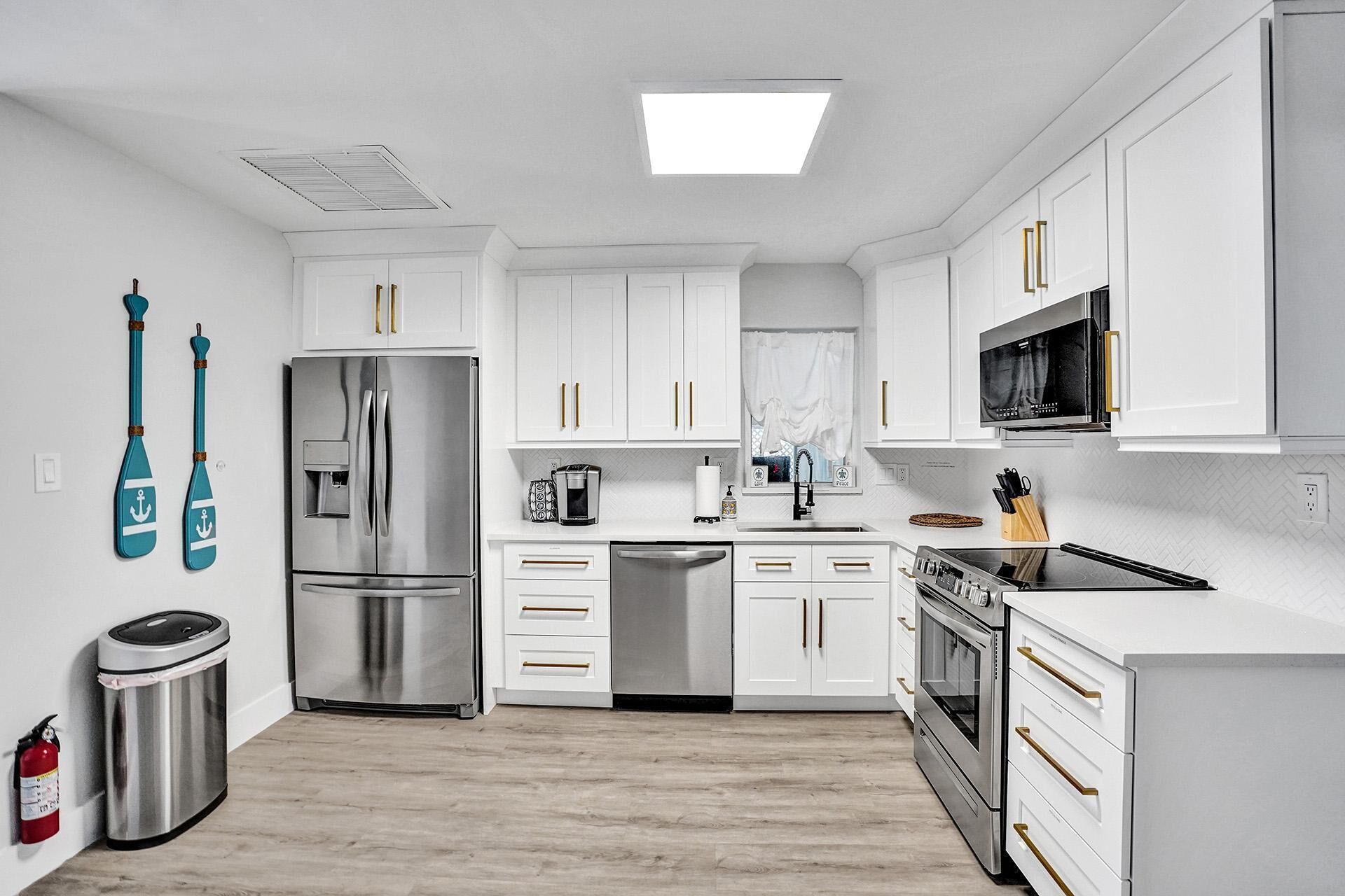 Fully renovated*2 Blocks to Beach*Walk to Shops*Yard*2 Bedroom