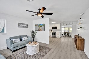 Smart TV - Fully renovated*2 Blocks to Beach*Walk to Shops*Yard*2 Bedroom (Deerfield Beach)