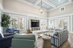 Smart TV - Luxurious Direct Ocean Front Corner Unit, 2000+ SF, Pool/Hot Tub, Pet Friendly! (Palm Coast)