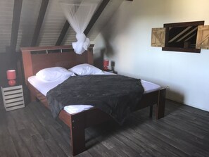 4 bedrooms, iron/ironing board, travel cot, WiFi