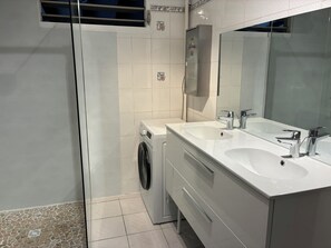 Baignoire, sĂšche-cheveux, serviettes fournies
