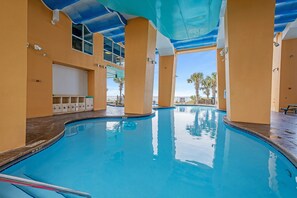 Una piscina techada, una piscina climatizada