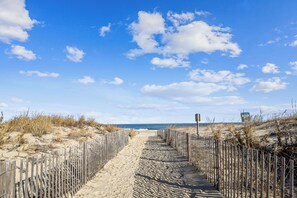 Beach - DAILY ACTIVITIES & LINENS INCLUDED! 3BR, 2BA Condo with a Large Balcony. Great mid-town location! (Ocean City)