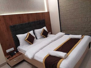 Laptop workspace, free WiFi, bed sheets - The Panash Hotel & Banquets (Kolkata)