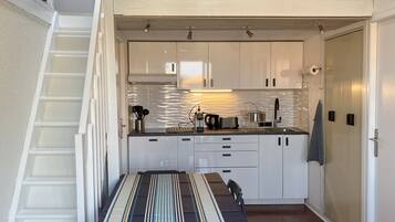 Réfrigérateur, micro-ondes, plaque de cuisson, cafetiÚre/bouilloire