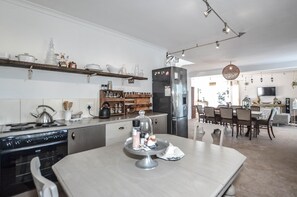 Full-sized fridge, microwave, oven, stovetop - The Happy Cactus (Yzerfontein)