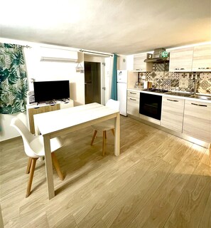 Kühlschrank, Ofen, Wasserkocher mit Kaffee-/Teezubehör