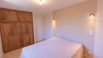3 chambres, bureau, fer et planche à repasser