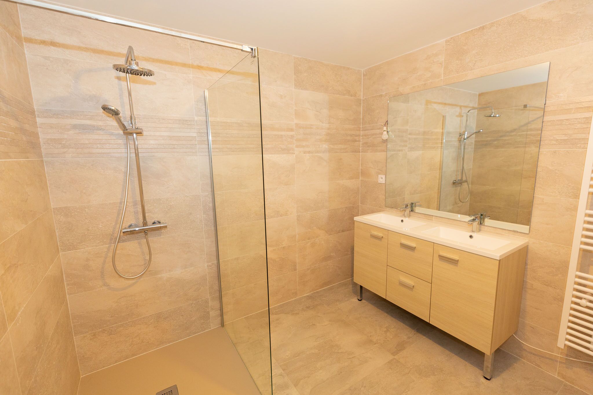 Douche, sèche-cheveux, savon, papier toilette