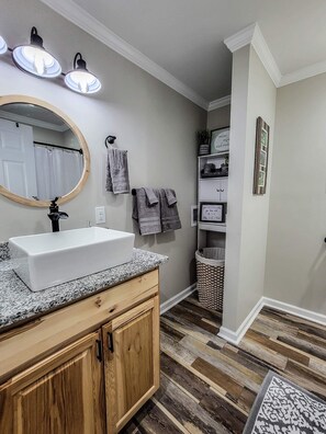 Baignoire, sèche-cheveux, serviettes fournies, savon