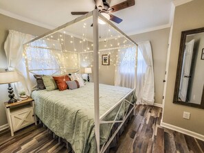 2 bedrooms, iron/ironing board, free WiFi, bed sheets